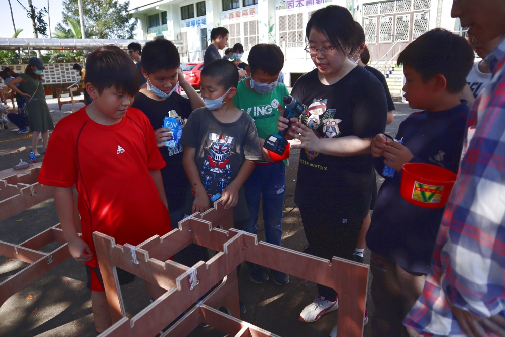 1090603科藝中心至沙坑國小帶小朋友實施怪怪桌製作助教認真的教育操作與安全措施