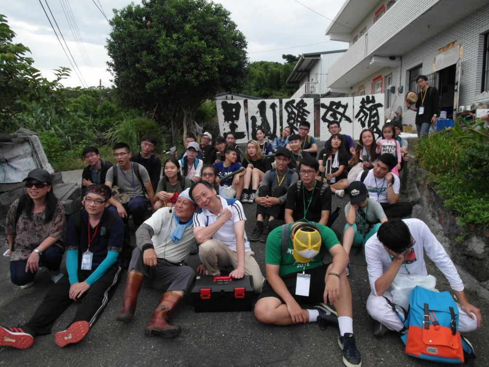 師生前往里山雞母嶺踏查體驗農村生態