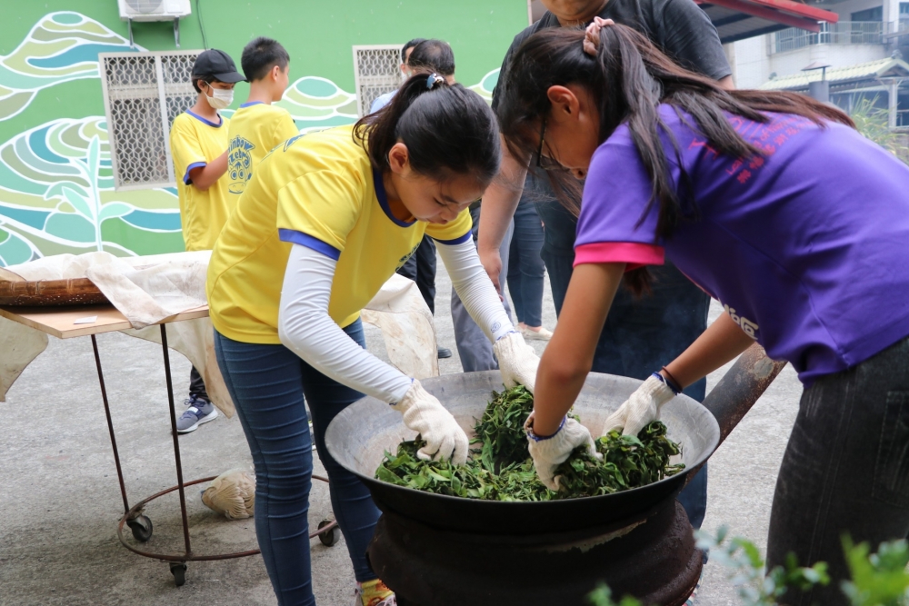 到高雄市六龜區進行戶外教育
手工炒茶(殺菁)，把茶菁不停翻炒、抖散、搓揉，直到殺菁完全，讓茶葉停止發酵