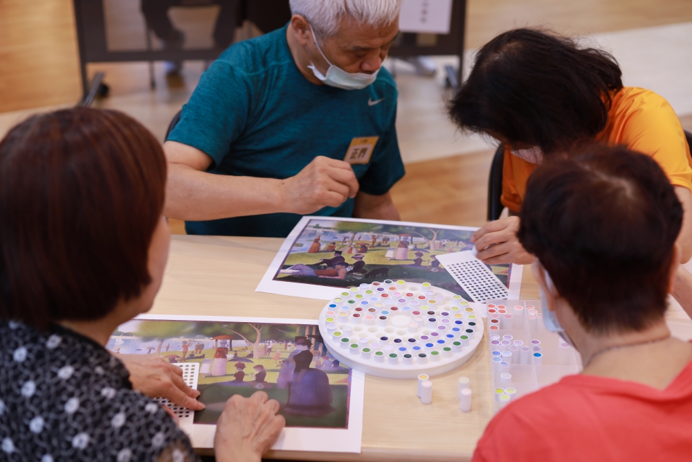 樂齡中心長輩們分組協作完成唱盤，創作出各組獨一無二的旋律