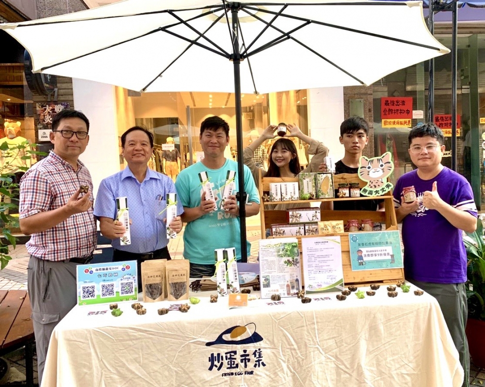 教授帶領里山農夫及種子學生以市集廣宣石虎品牌及農產品曝光度，建立「共生」的智慧商務良好基礎。