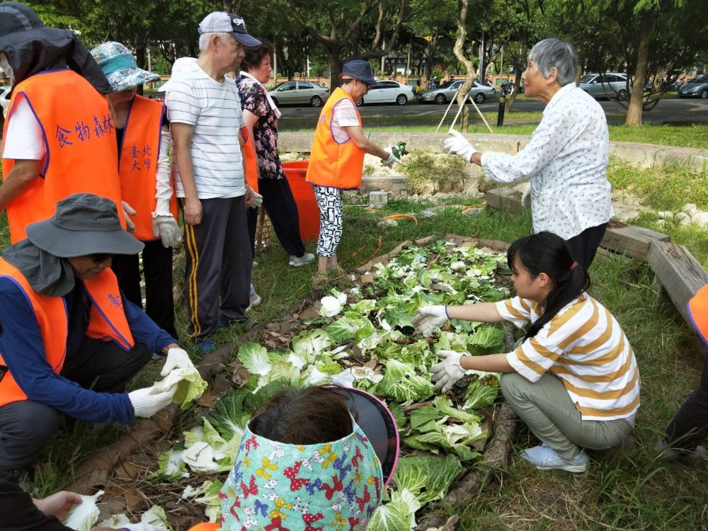 【青銀共植】學生與長者一起耕作，打造全臺首個大學食物森林