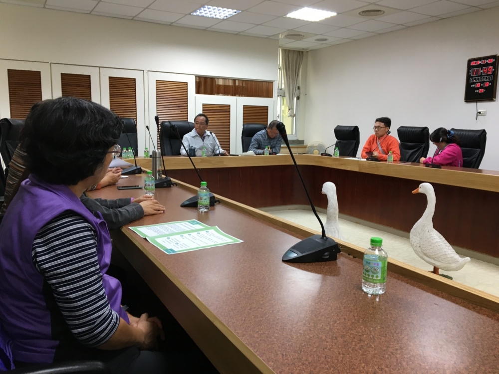 圖２：鄉民與師生共組的大學路護樹聯盟前往民雄鄉公所拜會鄉長何嘉恒，傳達道路安全與保護老樹雙贏的訴求。