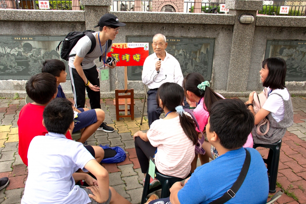 圖７：與東榮國小及豐收社區舉辦「芒果文化節」，不僅打芒果，也分組訪談耆老，採集歷史，多方面認識在地文化。