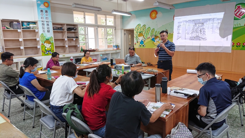 圖９：三興國小教師文史課程工作坊，期能讓孩子從小認識、認同這塊土地。右立者為三興國小校長，旁為計畫主持人。