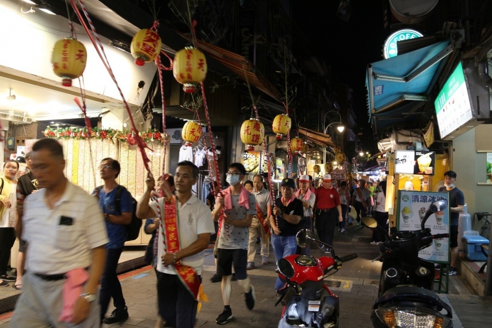 水燈隊伍途經士林夜市