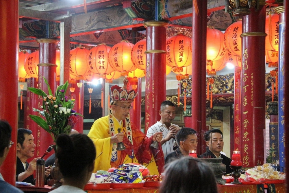 放焰口－用法施食，讓惡鬼安心飽食。燄口是餓鬼，喉管極細，難以吞嚥，進口之時，成臭穢膿血，烈燄從口而出