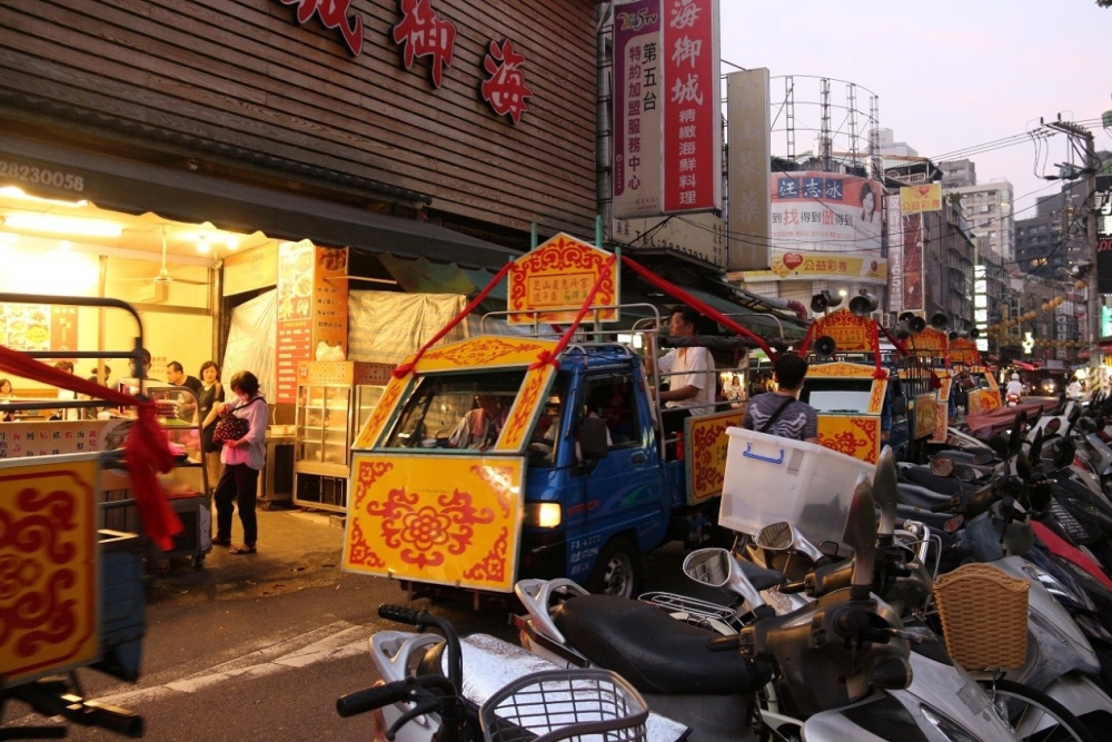 巡孤－車隊一路前往士林、石牌、天母、陽明山各普場巡孤，告知好兄弟將有中元普度宴會。