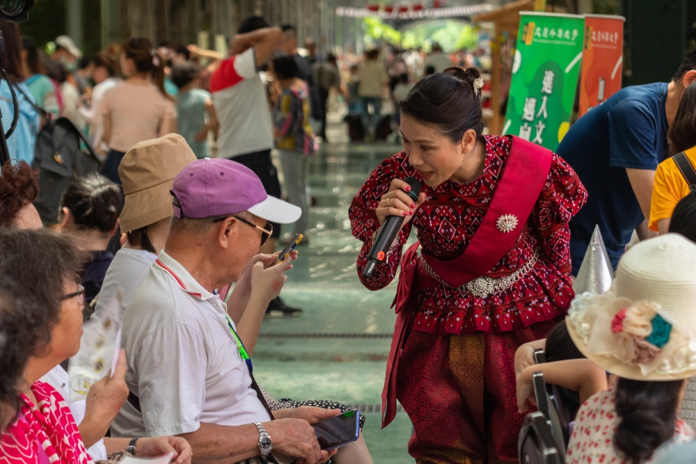 於「高雄新住民多元文化市集」擔任主持人，分享新住民心路歷程，並與民眾互動促進文化交流。