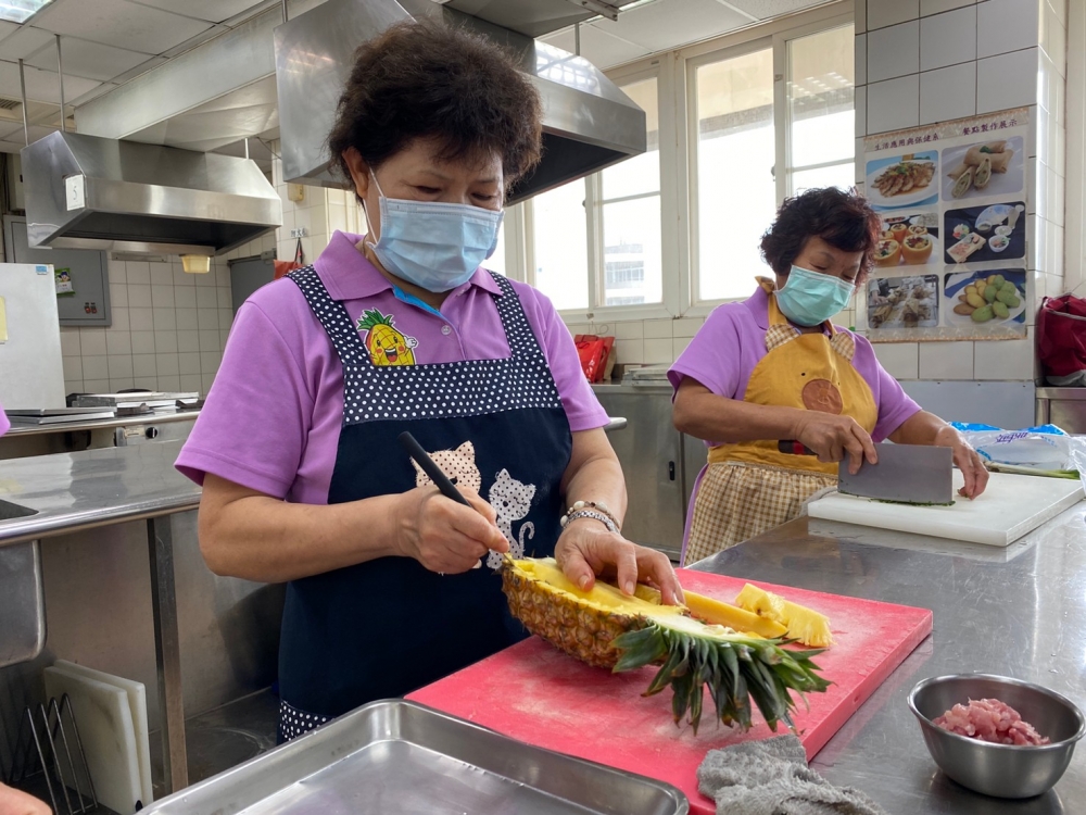 東勢社區民眾參與關廟三寶特色餐飲開發課程。
(位置在第三段)