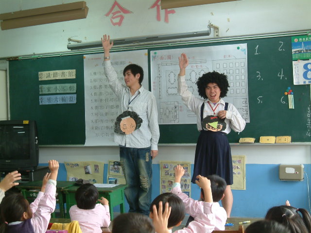 學生進入校園實際操作，趣味裝扮吸引孩同注意