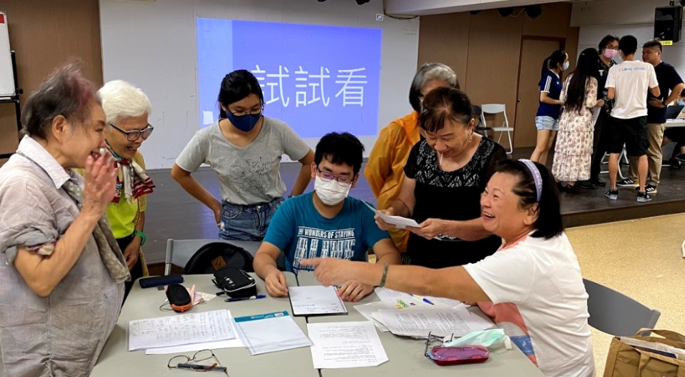 社區長者及大學生們，進行劇情主軸架構討論，並凝聚共識；而後針對劇本初稿進行對話演練，進行選角作業