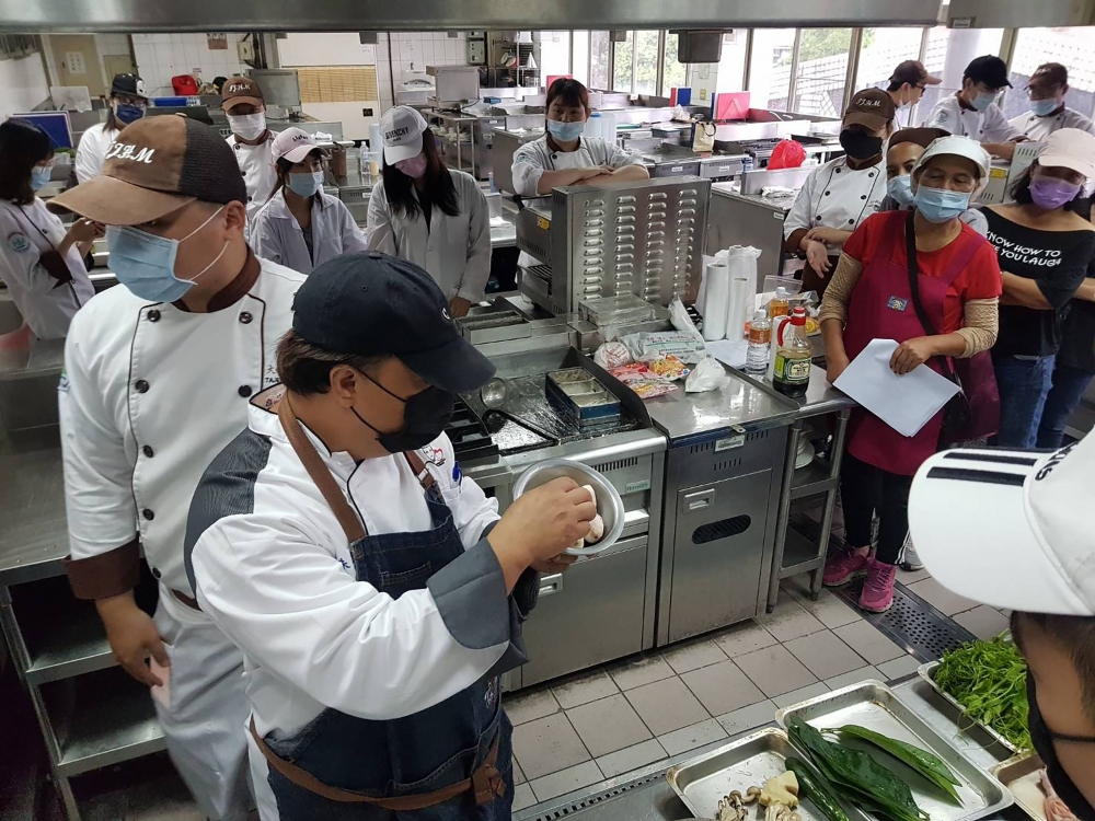 學生與獅子鄉鄉民共學原味養生藥膳開發