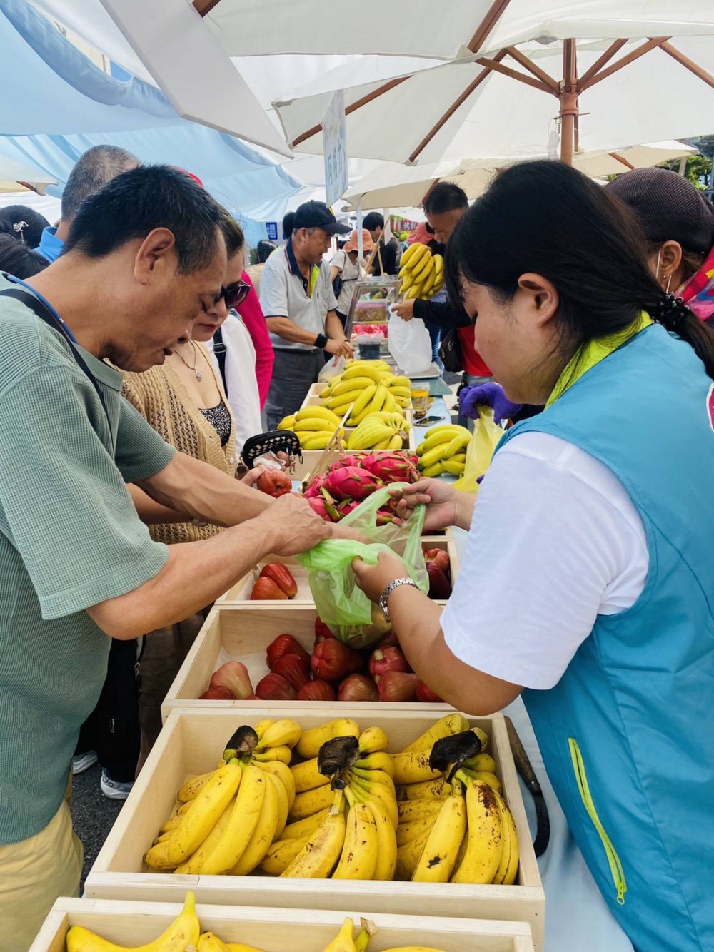 新埤小農市集,師生聯合協助銷售農產品