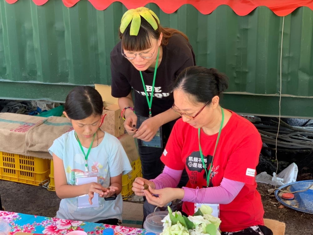 農村場域培育學生人才，實踐學生與在地連結並於實作中服務客戶（圖為南台科大休閒事業系學生與企業代表）