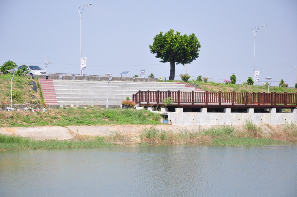 龍魚公園的路燈、舞台與座位區己完成建置