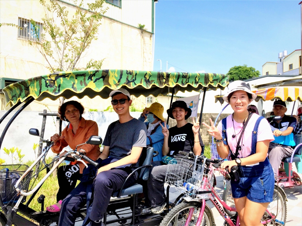 青銀共樂：助理與居民準備騎四人協力車前往大地遊戲的場地