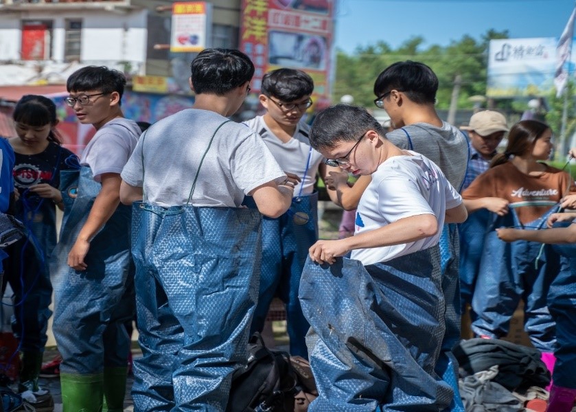 暨大學生進行杷城大排水體容貌恢復