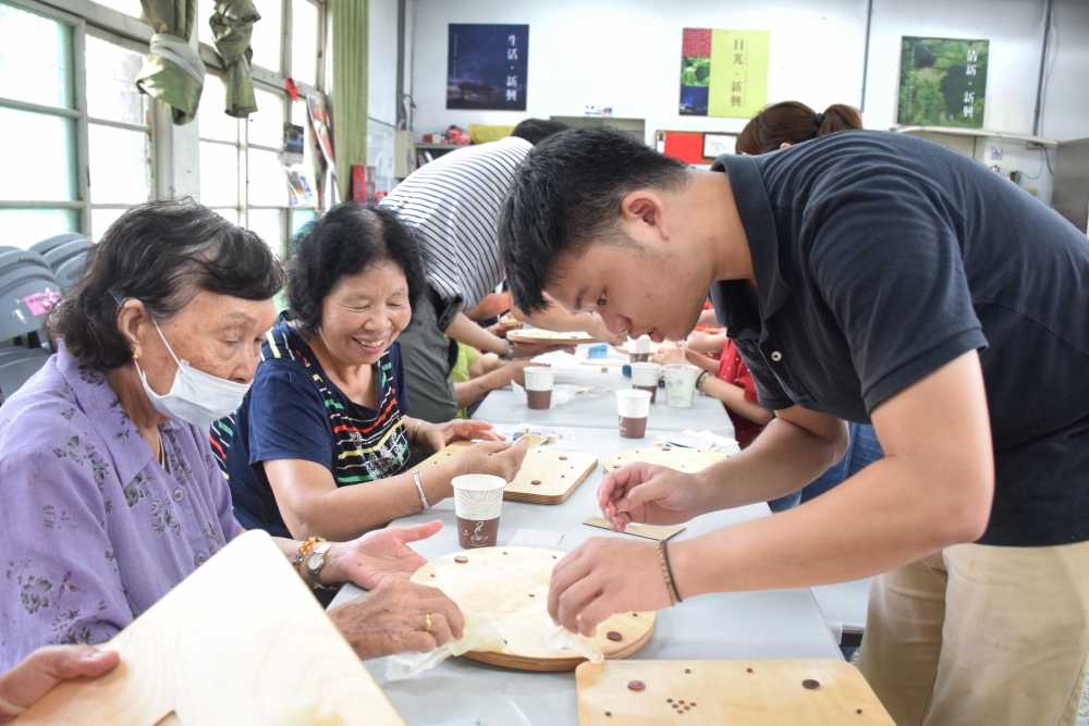 社區DIY課程，學生們和社區長者以小組方式一起完成平安葡時時鐘
