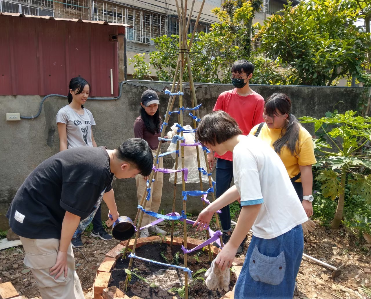 1090327前進忠義社區，帶領學生參訪社區農場與現地勘查