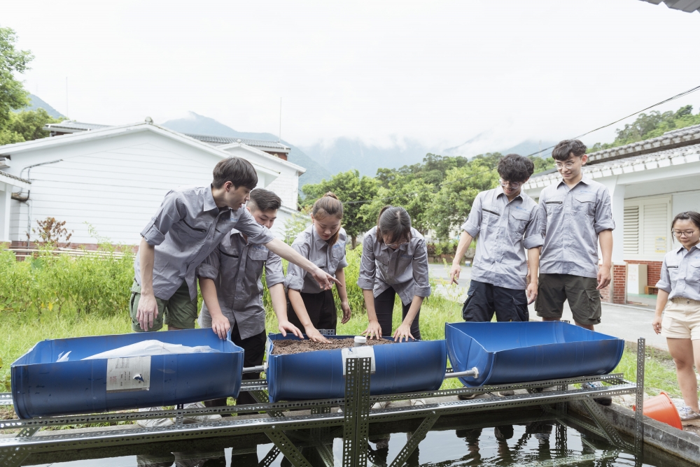 東澳國小-活化漁池架設浮筏式與介質床式魚菜共生設施