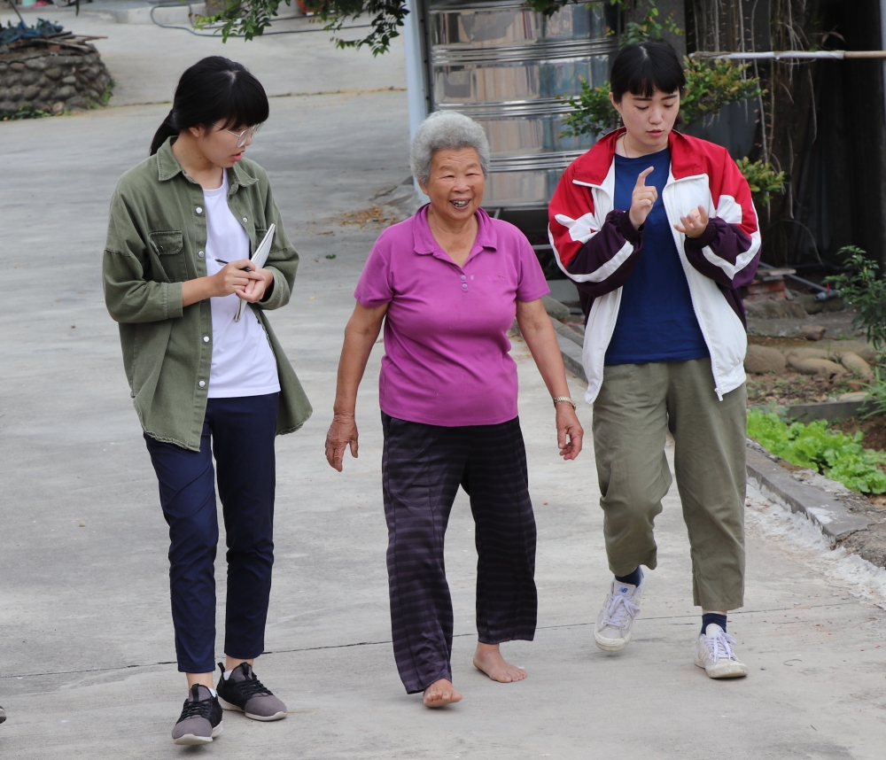 除了陪伴關懷，學生近距離觀察長輩日常生活(如：步履、餐食、用藥安全等)，貼心叮嚀長輩需要注意之處。