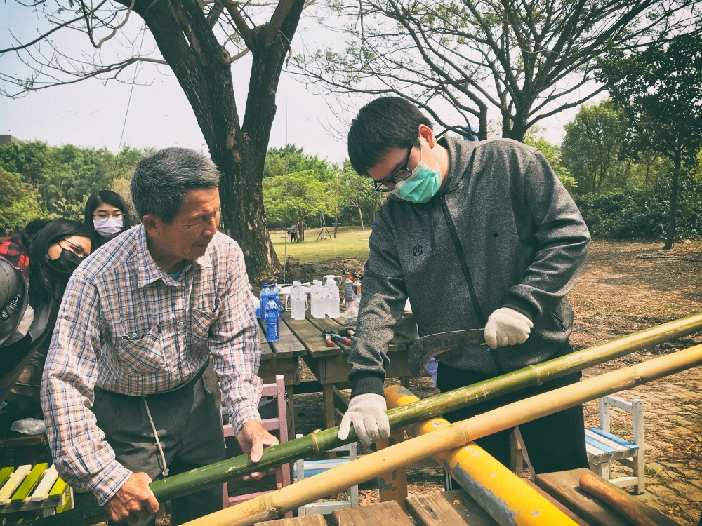 張永旺老教導學生竹結構彎曲工法