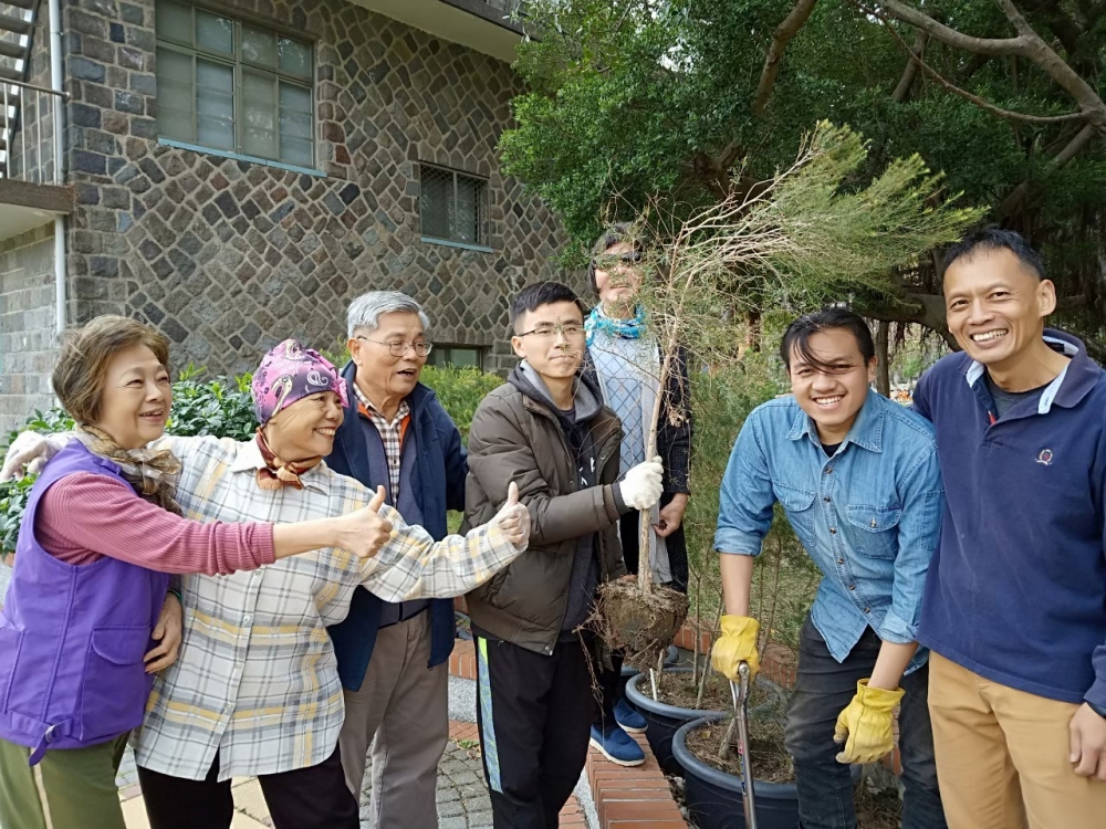 學生與福佳長者的翻土勞動
The elders and the students  did the gardening .