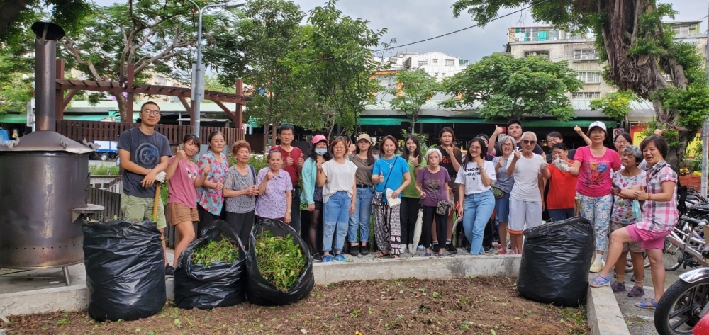 青銀協力拔草, 好有成就感!
How satisfied to pull out the weeds together!