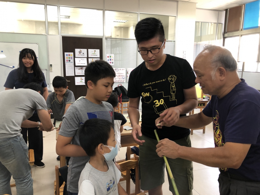 文政阿公教小朋友製作啵啵槍
 Wen-cheng grandpa taught to make toy gun.