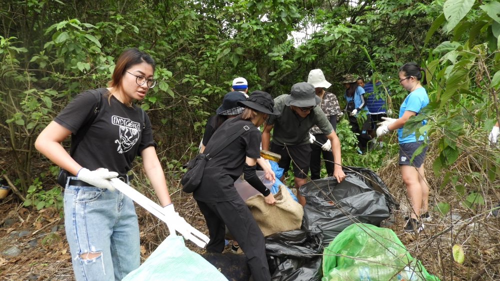 學生舉辦萬安淨溪活動，邀請民眾一同來萬安溪撿垃圾。圖片請放「3.萬安社區」該段下方