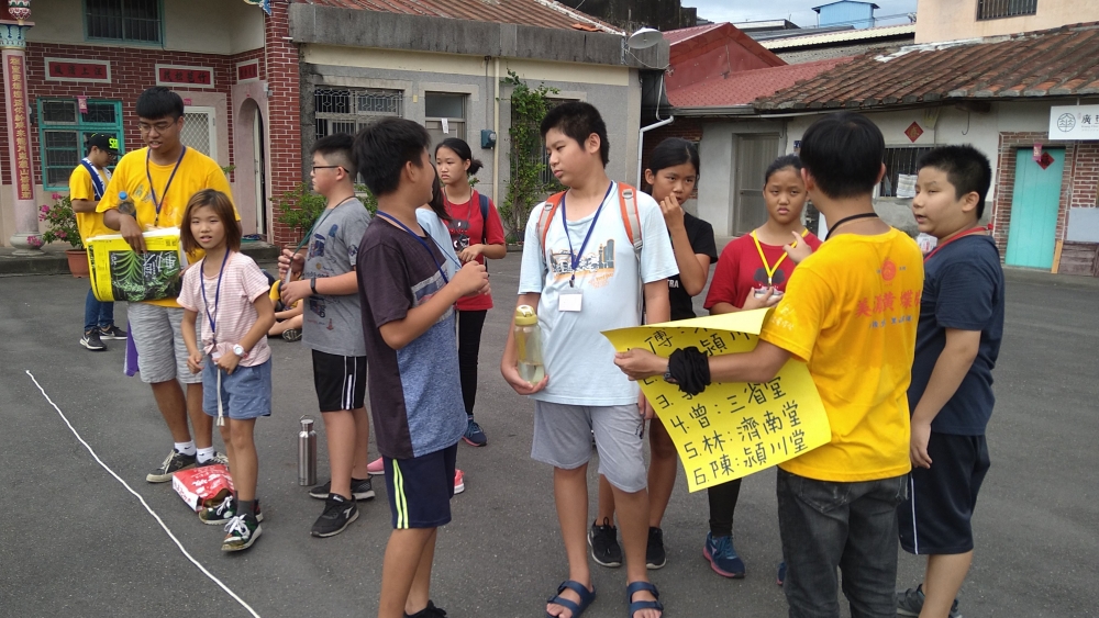 美濃營隊活動-學生隊輔帶領當地孩童認識客家夥房及堂號連連看。圖片請放「4.高雄市美濃區」該段下方