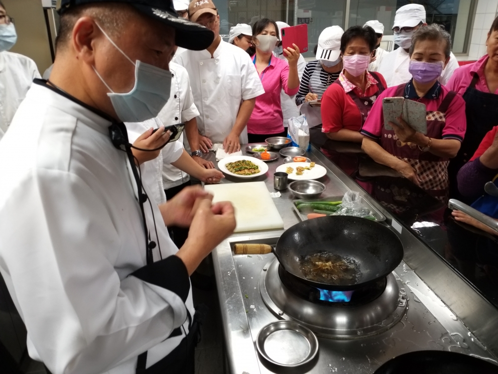 邀請名廚帶領餐旅系同學及社區婦女共同完成農食料理復刻與創新試作，並以手機錄製作過程，供反覆練習之用。