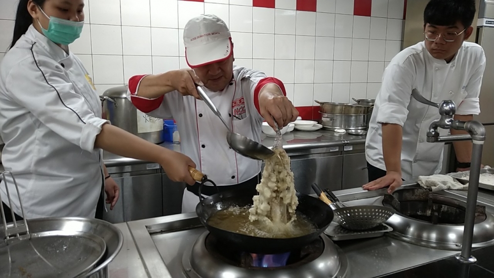 邀請名廚指導農食料理復刻與創新試作，美味可口的松鼠魚料理，看似簡單卻是刀工繁瑣的佳餚。