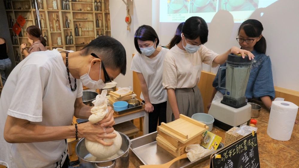 健康可食行動策略：城鄉平台交流活動，讓學生搭配友善小農分組，與理念相符的店家、社團合作提升行銷效益。