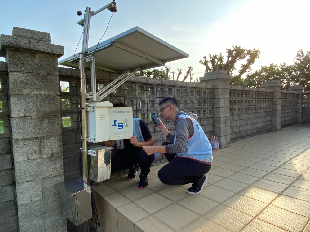 學生志工協助安裝微型空氣監測器安裝於敏感族群的平日活動場所，提供即時空氣監測數據，守護民眾的自身健康。