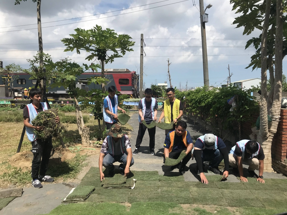 學生志工協助社區民設公園(台中市龍井區山腳社區鐵支路公園)鋪草皮-打造低碳家園環境改造。