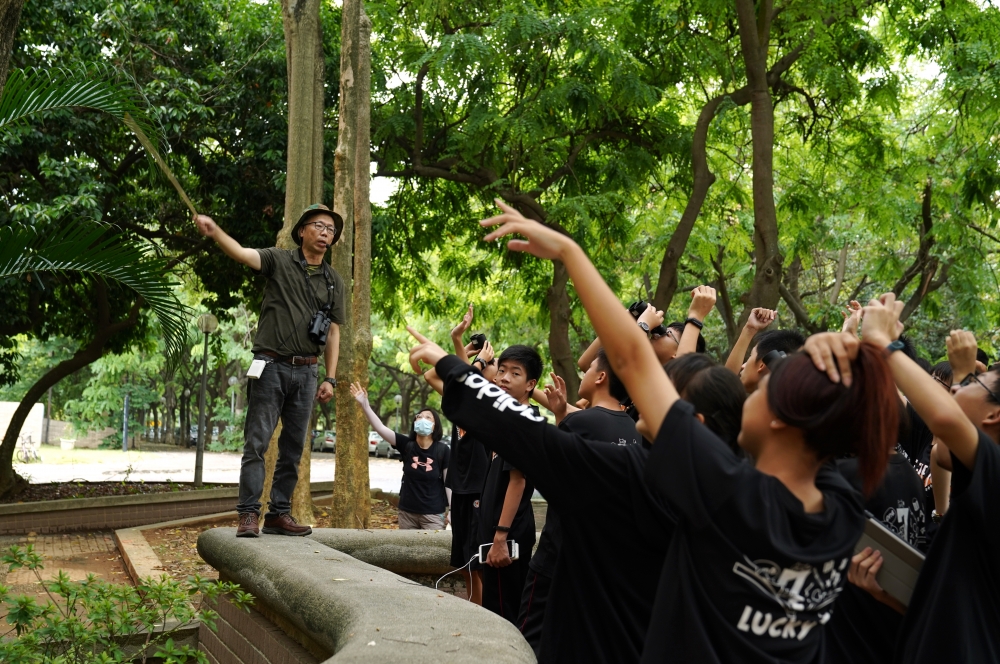 陸維元老師帶領國中學生進行校園生態教育