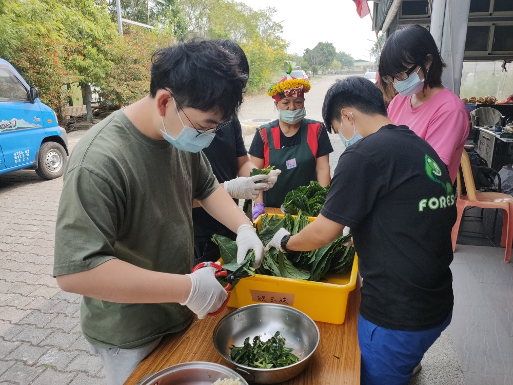 社區林業課程學生透過參與部落傳統美食體驗活動，協助部落研擬活動執行SOP與解說稿