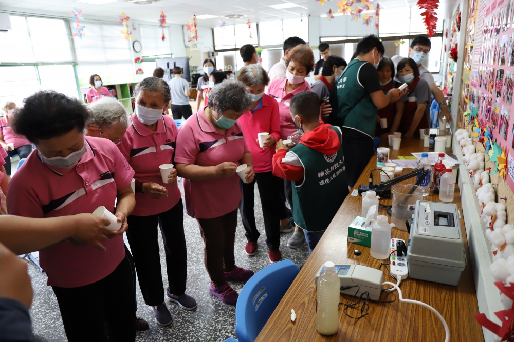 學生協助民眾進行簡易水質檢測