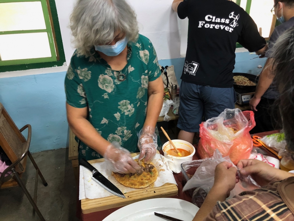 胡松枝女士教導學生製作眷村的牛肉捲餅