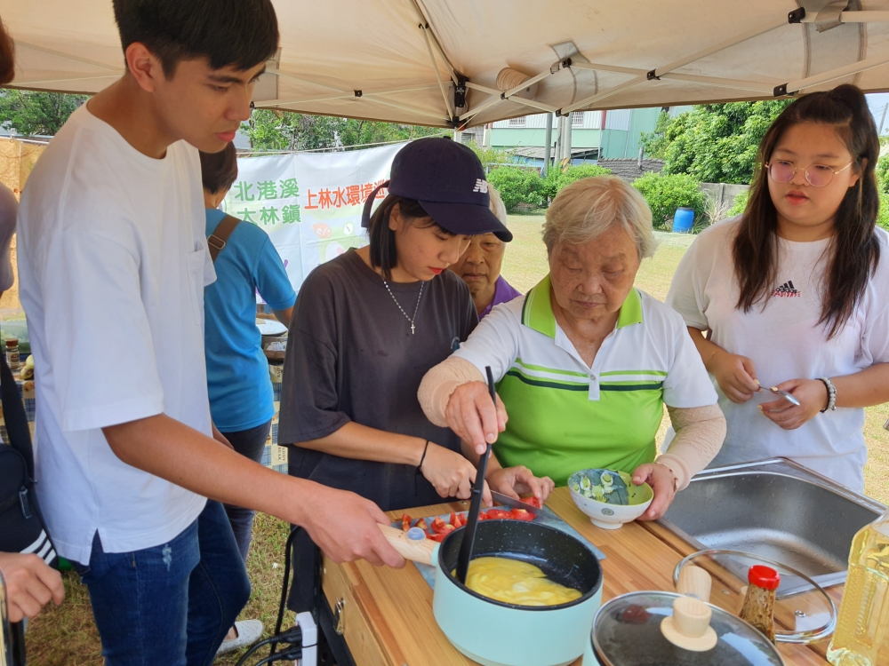 推廣「慢食理念」，鼓勵運用當地特色農產品，透過不同世代的交流，進行在地料理研發。