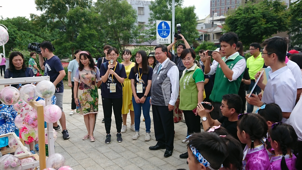 2018地景藝術節「藝遊中壢上河圖」副展區，工作隊團長於開幕式向鄭市長講解藝術品。
(希望放置位置：文章最下方-中)