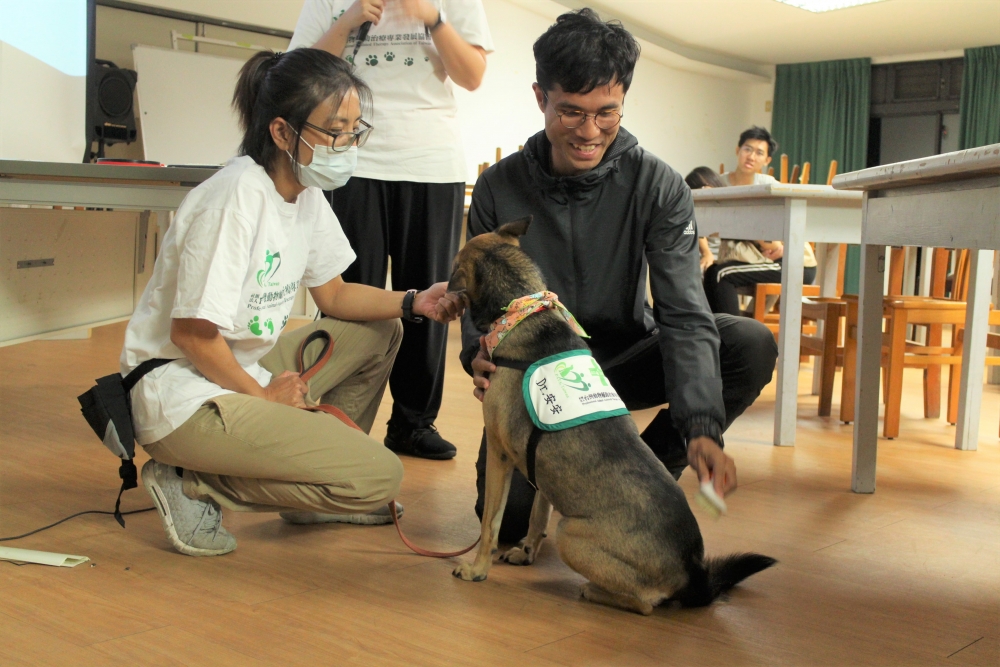 「動物福利學」，從生活親近的同伴動物開始，探討動物福利真諦，培育正確的生命觀與對待動物的態度及方法。